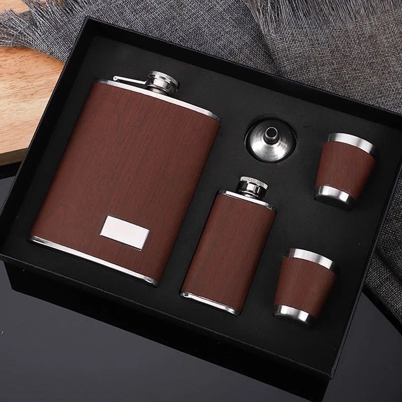 Classic Woodgrain Flask Set