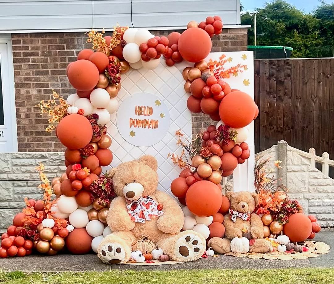 Playful Pumpkin Bears