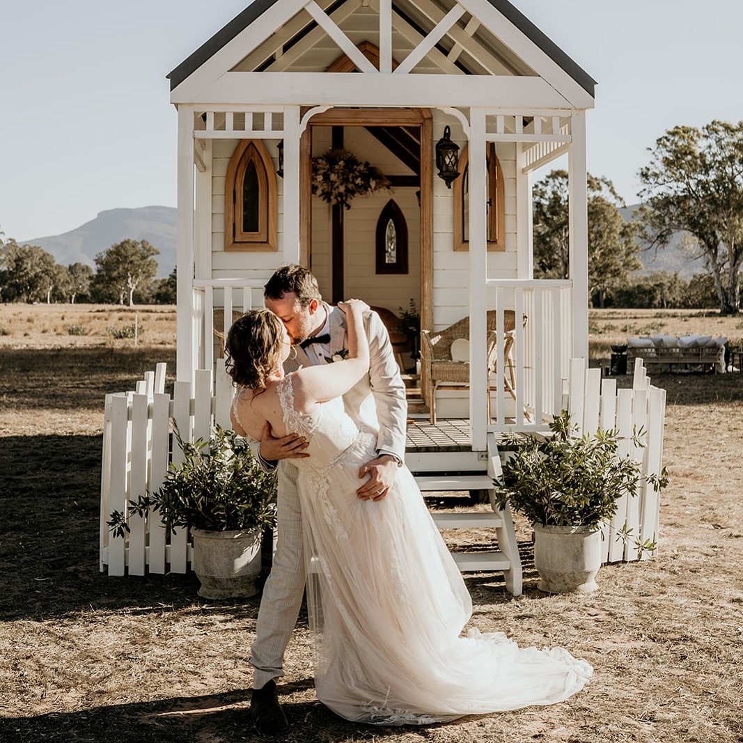 Countryside Cottage Kiss