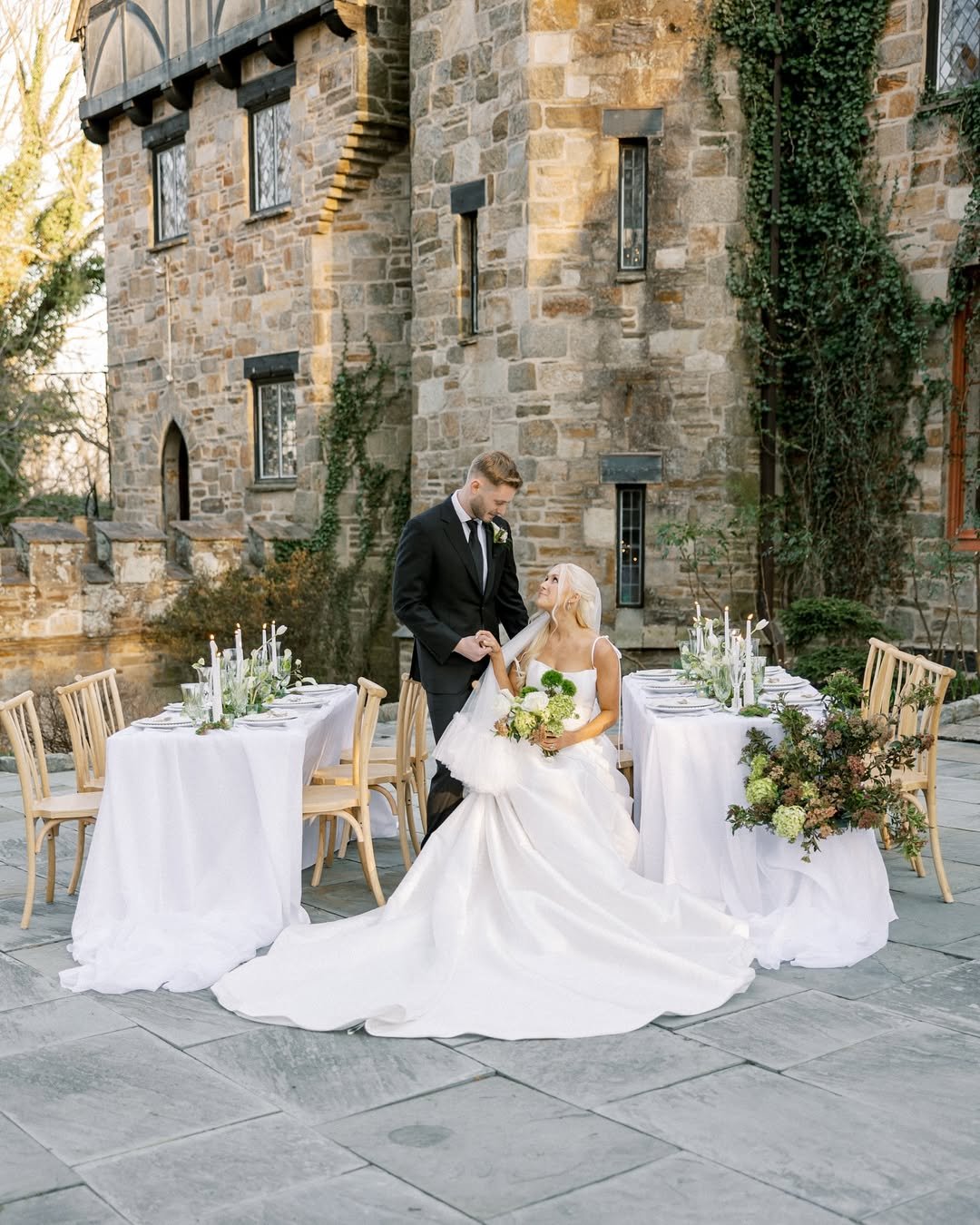 Golden Courtyard Romance 