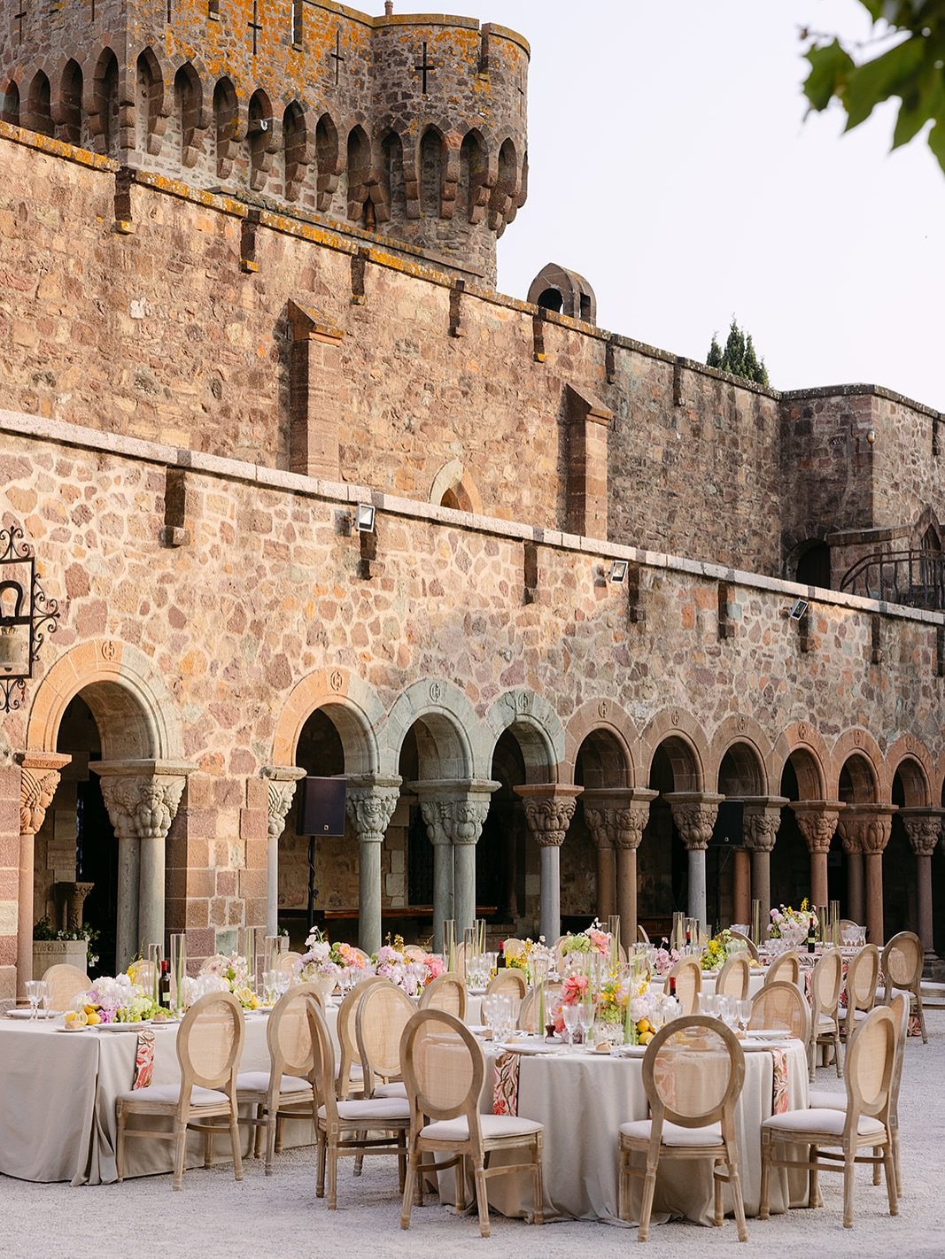 Romantic Courtyard Feast 