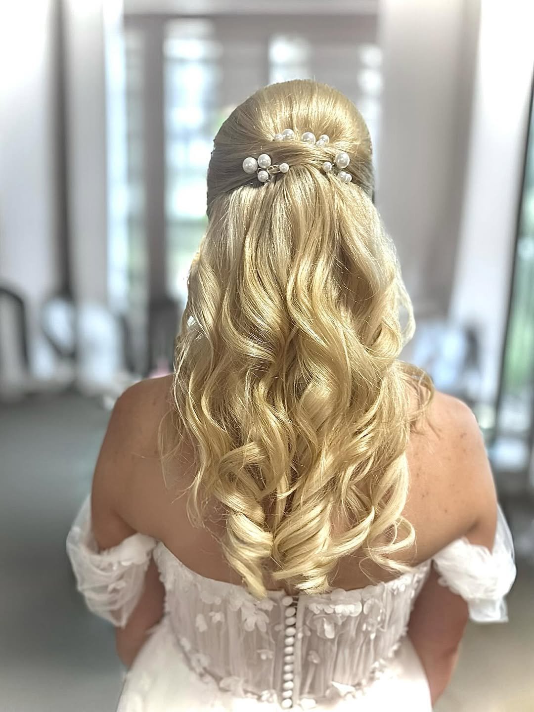 Soft Pearl Half-Up Glam