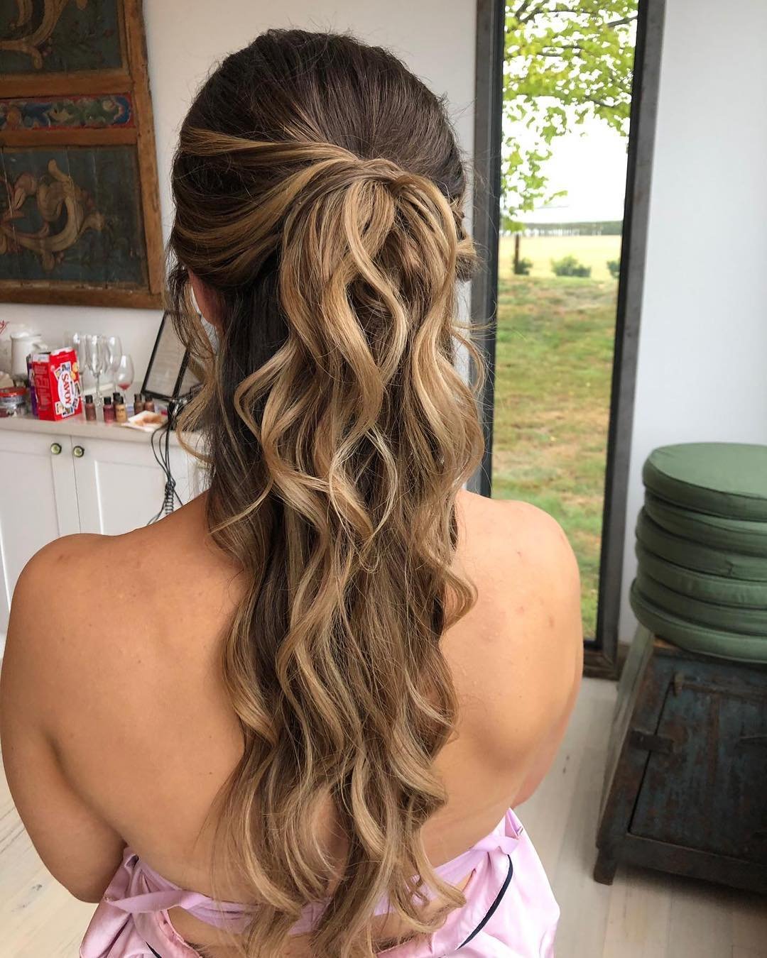 Textured Low Pony Elegance