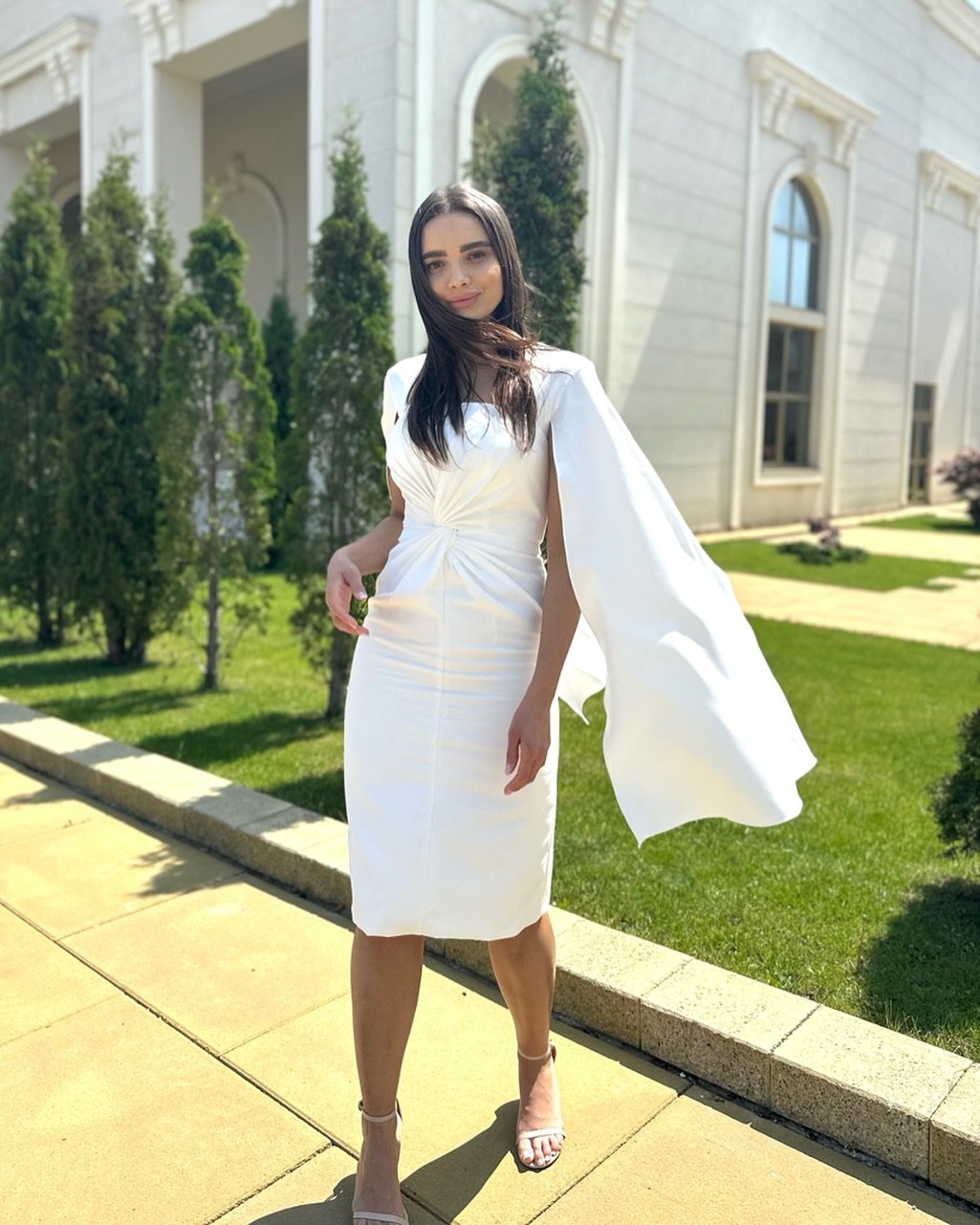 Haute Cape Power Moment 