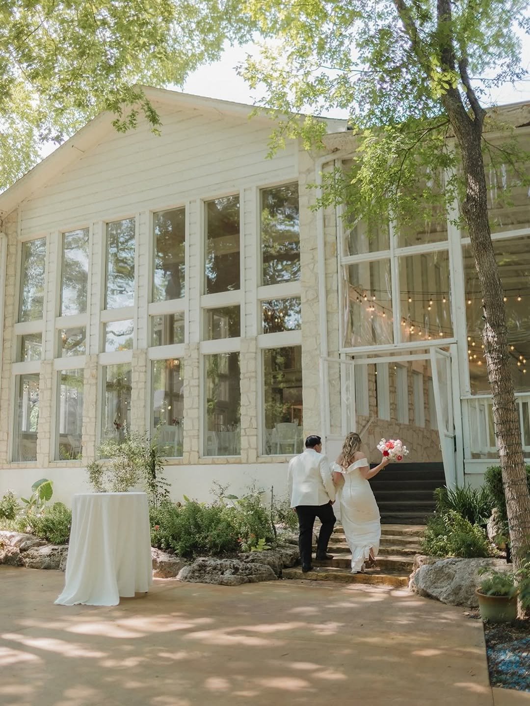 Light-Filled Forest Retreat 